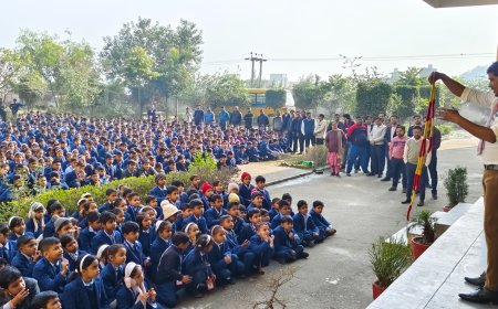 बाबा इन्टरनेशनल स्कूल के बच्चों को जादूगर सम्राट ने दिखाए मैजिक करतब  |