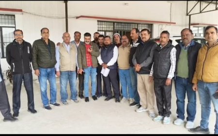 कलम थमी तो घरों में सन्नाटा: वेतन न मिलने से टूटे पत्रकार, डीएम से लगाई न्याय की गुहार