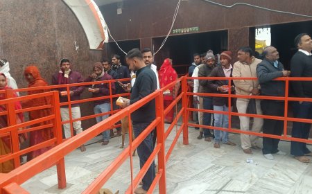 मंगलवार साप्ताहिक मेला में बड़े बाबा के दरबार में उमडा आस्था का जन सैलाव हजारों श्रद्धालुओं ने पवित्र अभरन सरोवर में आचमन कर स्वामी जी की समाधि पर चादर परसाद चढाया