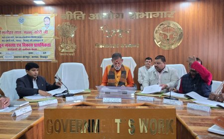 जनपद चित्रकूट के प्रभारी मंत्री  मनोहर लाल जी (मन्नू कोरी) की अध्यक्षता में आज विकास भवन के सभागार में सीएम डैश बोर्ड के माध्यम से विकास कार्यों एवं कानून व्यवस्था की समीक्षा बैठक संपन्न हुई