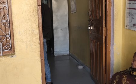 सरकारी दफ्तर में आधार कार्ड बनाने या अपडेट करने के नाम पर हो रही खुली लूट।  पचपेड़वा पोस्ट ऑफिस बना ‘ धन उगाही का बड़ा अड्डा ।   पोस्ट मास्टर के संरक्षण में फल फूल रहा आधार का यह काला कारनामा ।