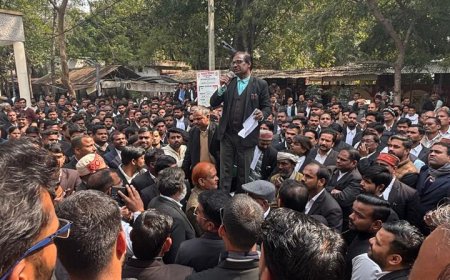 नरेंद्र वर्मा अध्यक्ष जिला  बार एसोसिएशन के नेतृत्व मे जिला अधिकारी  कार्यालय पर जोरदार हुआ प्रदर्शन,