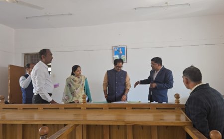 जिलाधिकारी ने किया तहसील मानिकपुर का औचक निरीक्षण