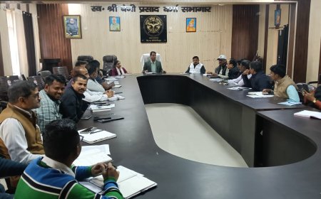 विकास खंण्ड सभागार में बी डी ओ संजीव कुमार गुप्ता की अध्यक्षता में विकास कार्यों की समीक्षा बैठक हुई