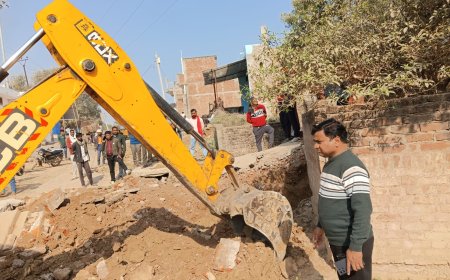 मऊ में उप जिलाधिकारी ने अवैध कब्जा हटवायाः मंडोर चौराहे से महिला पुल तक सड़क चौड़ीकरण के लिए