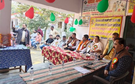 रानी लक्ष्मीबाई आत्मरक्षा प्रमाण पत्र वितरित किए गये एवं कक्षा 8 के बच्चों को विदाई दी गई