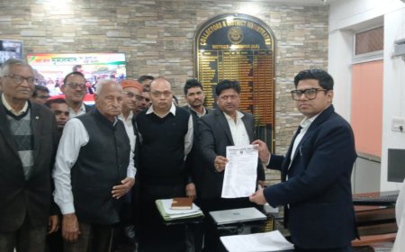 जिला रामपुर में वरिष्ठ अधिवक्ता के हत्या के मामले में अधिवक्ताओं ने महामहिम राष्ट्रपति के नाम दिया ज्ञापन   जिलाधिकारी के माध्यम से अधिवक्ताओं ने तीन सूत्रीय ज्ञापन सौंपा