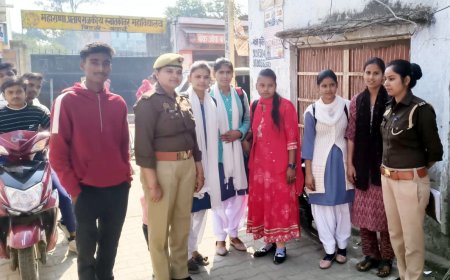 आत्म रक्षा को लेकर छात्राओं को किया जागरूक  ,डिग्री कालेज के गेट छात्राओं को दिए टिप्स