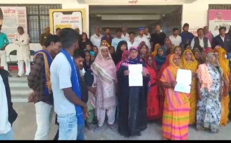 शराब की दुकान हटाने के लिए ग्रामीणों ने किया प्रदर्शन