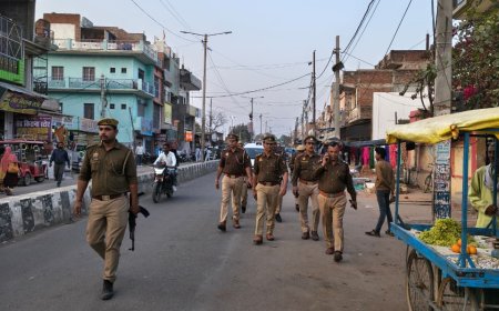 अपर पुलिस अधीक्षक चित्रकूट द्वारा शांति एवं सुरक्षा व्यवस्था सुदृढ़ बनाये रखने हेतु थाना क्षेत्र कोतवाली कर्वी के धनुष चौराहा,एलआईसी तिराहा एवं पटेल तिराहा पर पैदल गश्त किया गया