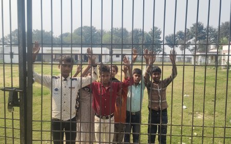 प्राथमिक विद्यालय में शिक्षक ने बच्चों को बनाकर रखा बंधक। स्कूल के अंदर बंद कर गांव में टहलने  चले जाते हैं दूसरे शिक्षक।