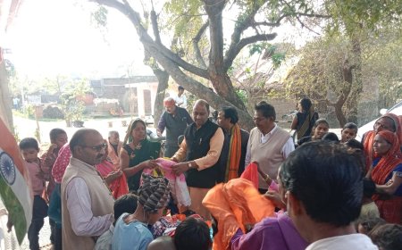 महिला व बच्चों मे कपड़ों का हुआ वितरण