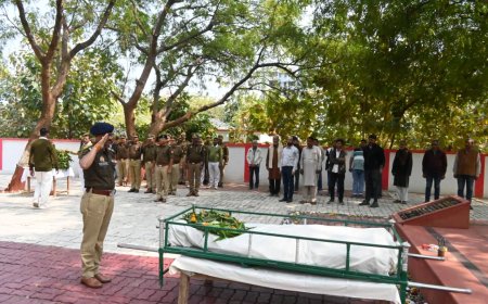 दिवंगत उपनिरीक्षक स्व0 गफूर खां  के पार्थिव शरीर को पुलिस लाइन स्थित शहीद स्मारक पर राजकीय सम्मान के साथ दी गयी अन्तिम विदाई