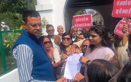 जालौन में आसाराम बापू के पोस्टरों पर विरोध प्रदर्शन सार्वजनिक स्थानों से हटाने और कार्रवाई की मांग, राष्ट्रपति को संबोधित ज्ञापन सौंपा