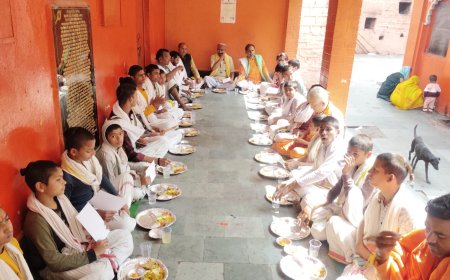 तिरंगा अगरबत्ती के मालिक पंडित नरेंद्र शर्मा ने चित्रकूट में किया विशाल भंडारे का आयोजन