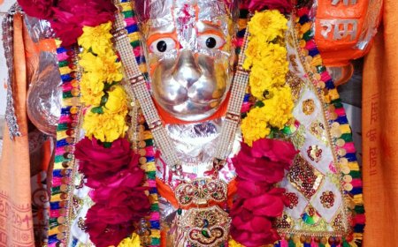 भक्तों ने हनुमान जी का भव्य श्रृंगार कर बांटा प्रसाद