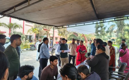 चौथे विशेष अभियान दिवस पर डीएम ने किया मतदान केंद्रों का निरीक्षण