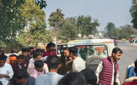 तेज रफ्तार डंपर की टक्कर से बाइक सवार दो युवक गंभीर घायल