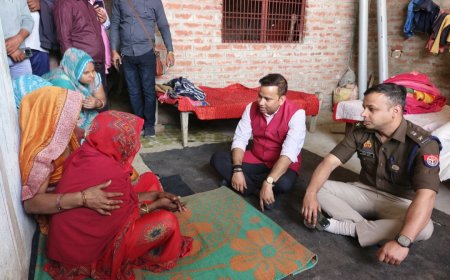 शाहिद अग्नि वीर धीरज गुप्ता के घर पर उनके परिवार से मिलने पहुंचे भदोही DM और SP