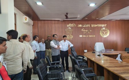 जिलाधिकारी ने किया विकास भवन का औचक निरीक्षण व्यवस्थाओं को सुदृढ़ करने हेतु दिए कड़े निर्देश