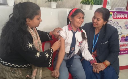 शिक्षा के साथ सुरक्षा: फ्यूचर लीडर्स स्कूल में खसरा-चेचक टीकाकरण अभियान का सफल आयोजन