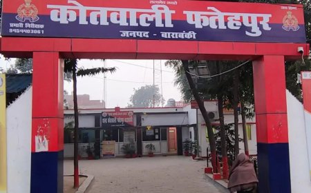 महिला के पर्स से सोने की झुमकी चोरी हो गईं।