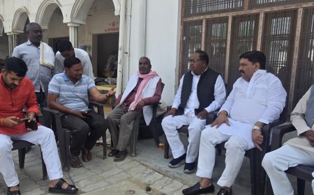 पूर्व मंत्री अरविंद कुमार सिंह गोप ने  मुकेश यादव की माता जी के निधन पर दुःख ब्यक्त करने उनके घर पंहुचे