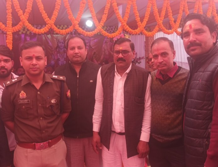 भदोही एसपी ने गरीबों को कम्बल का किया वितरण