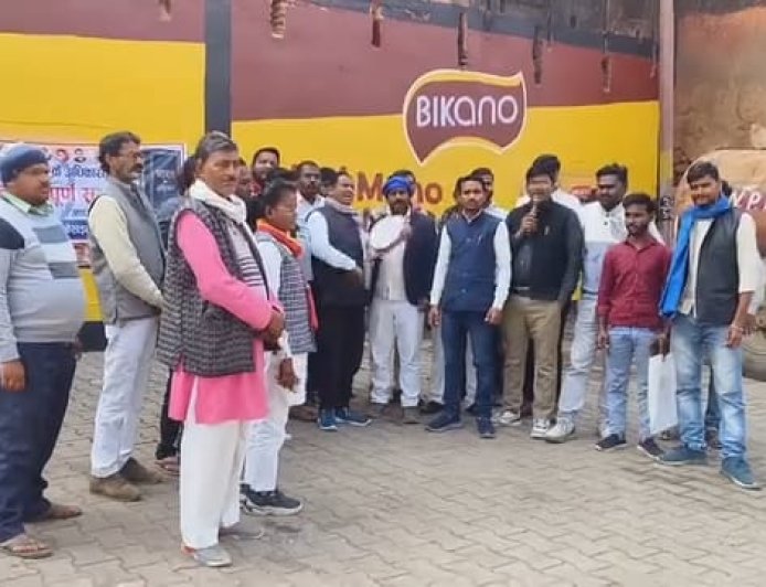 यूजीसी के समर्थन में लोगों ने किया प्रदर्शन