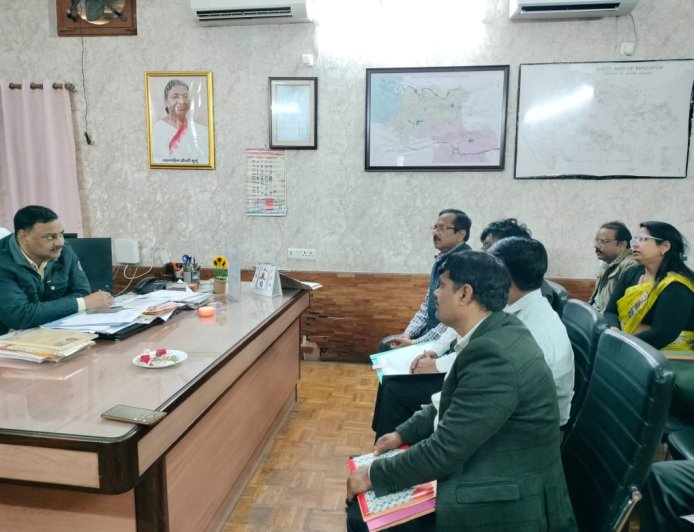 जिलाधिकारी ने जय प्रकाश नारायण सर्वोदय विद्यालय परसिया/मड़िहान में रिक्त सीटों पर नवीन  प्रवेश हेतु बैठक कर की समीक्षा