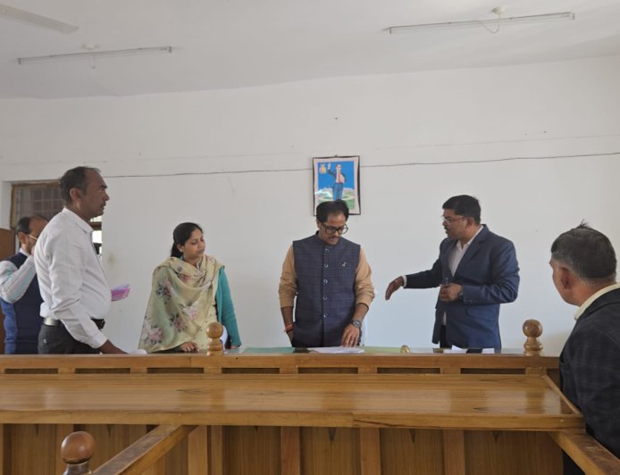 जिलाधिकारी ने किया तहसील मानिकपुर का औचक निरीक्षण