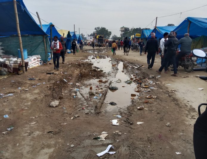 कांवरिया खुले में शौच करने को विवश