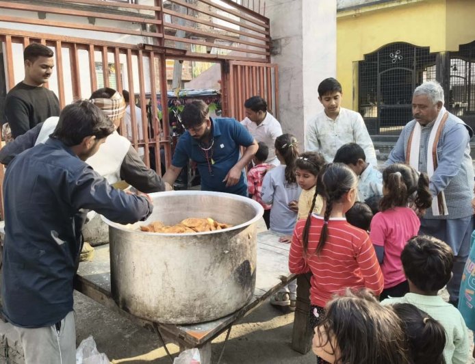 हनुमानगढ़ी मंदिर में जीर्णोद्धार के बाद हुई प्राण प्रतिष्ठा, भंडारे के प्रसाद के लिए उमड़ी भीड़