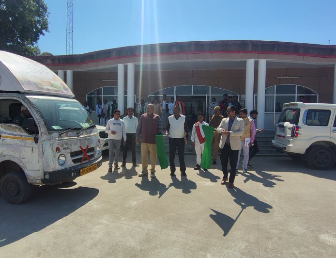 जिलाधिकारी ने मिलेट्स जागरूकता वैन को हरी झंडी दिखा कर किया रवाना।