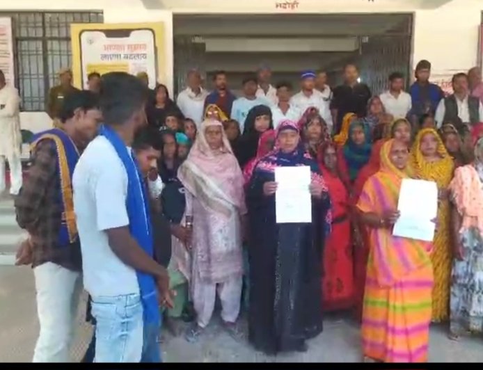 शराब की दुकान हटाने के लिए ग्रामीणों ने किया प्रदर्शन