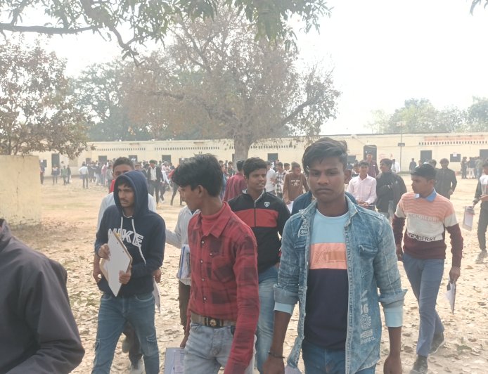 भदोही में शुक्रवार को 2565 परीक्षार्थियों ने परीक्षा से किया किनारा