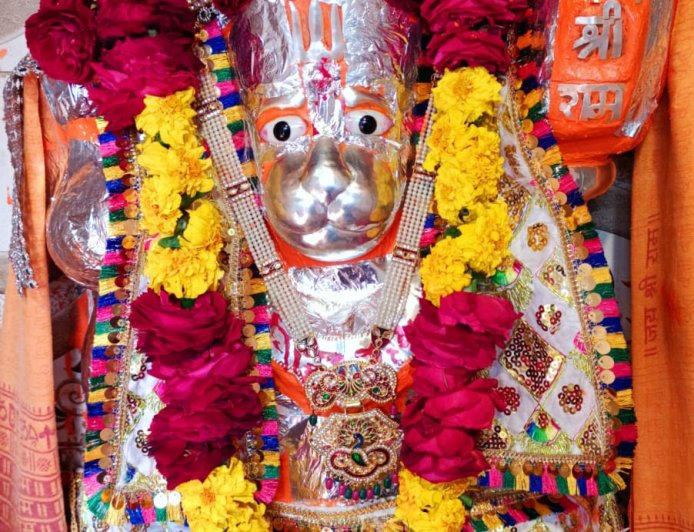 भक्तों ने हनुमान जी का भव्य श्रृंगार कर बांटा प्रसाद