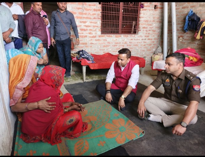 शाहिद अग्नि वीर धीरज गुप्ता के घर पर उनके परिवार से मिलने पहुंचे भदोही DM और SP