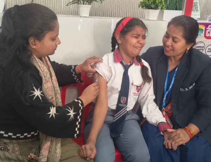 शिक्षा के साथ सुरक्षा: फ्यूचर लीडर्स स्कूल में खसरा-चेचक टीकाकरण अभियान का सफल आयोजन