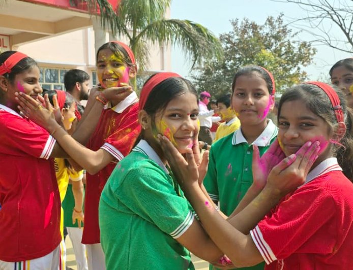 हर्बल रंगों संग स्कूल के बच्चों ने मनाया होली महोत्सव