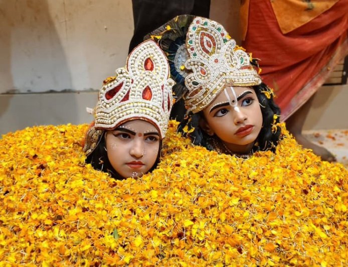 बलदेव धाम में पुष्पों की होली, राधा रानी बने बच्चों ने मोहा मन