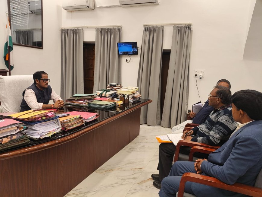 जिलाधिकारी की अध्यक्षता में कैंप कार्यालय में एक महत्वपूर्ण बैठक आयोजित की गई।