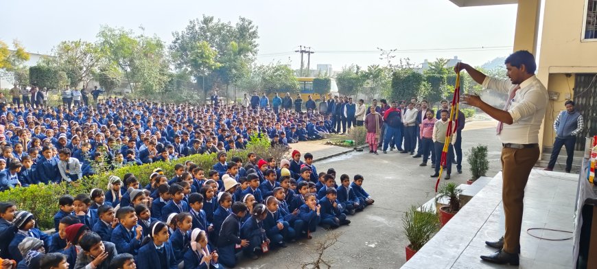 बाबा इन्टरनेशनल स्कूल के बच्चों को जादूगर सम्राट ने दिखाए मैजिक करतब  |