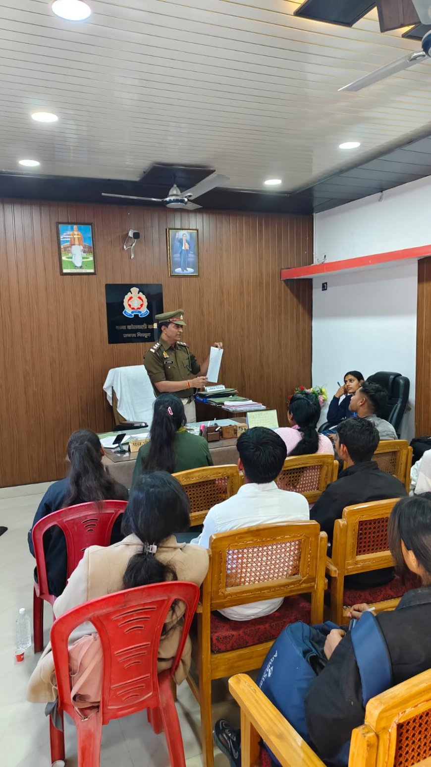 गोस्वामी तुलसीदास स्नात्तकोन्तर महाविद्यालय के चयनित छात्र/छात्राओं को थाना कोतवाली कर्वी,महिला थाना,एएचटी थाना,अपराध शाखा का भ्रमण कराते हुए उनके कार्यों एवं कर्तव्यों के बारे में बताया गया