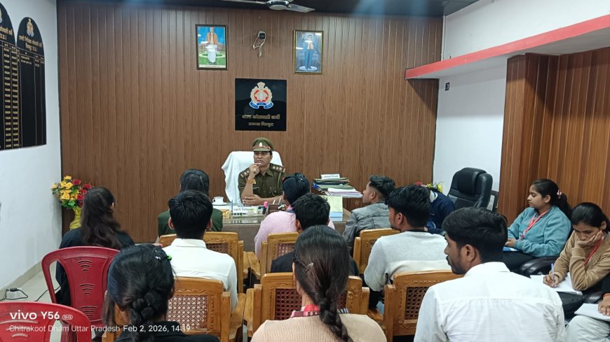 गोस्वामी तुलसीदास स्नात्तकोन्तर महाविद्यालय के चयनित छात्र/छात्राओं को थाना कोतवाली कर्वी,महिला थाना,एएचटी थाना,अपराध शाखा का भ्रमण कराते हुए उनके कार्यों एवं कर्तव्यों के बारे में बताया गया