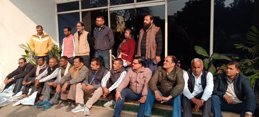 कलम थमी तो घरों में सन्नाटा: वेतन न मिलने से टूटे पत्रकार, डीएम से लगाई न्याय की गुहार