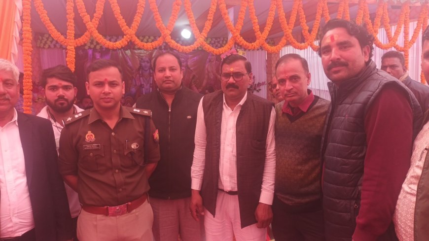 भदोही एसपी ने गरीबों को कम्बल का किया वितरण