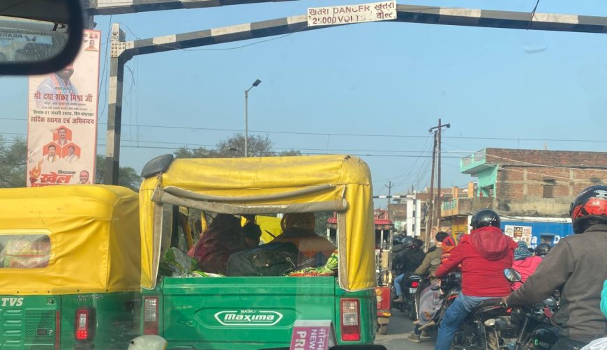 बीच सड़क पर खड़े हो रहे ई-रिक्शा व आटो, ट्रैफिक पुलिस और प्रशासन नहीं दे रहे ध्यान