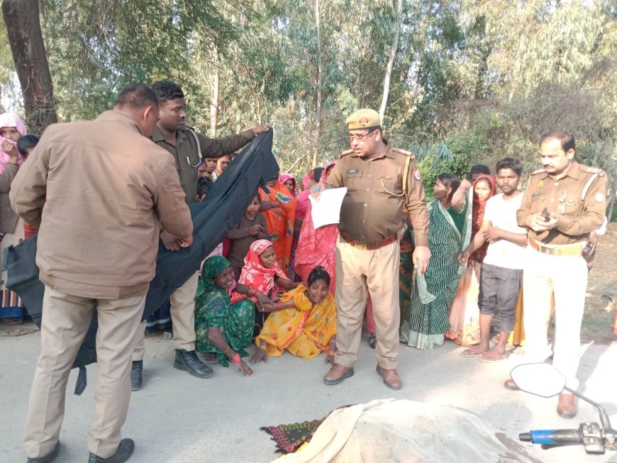 ट्रैक्टर-ट्रॉली को ओवरटेक करते समय बाइक फिसली, महिला की दबकर मौत