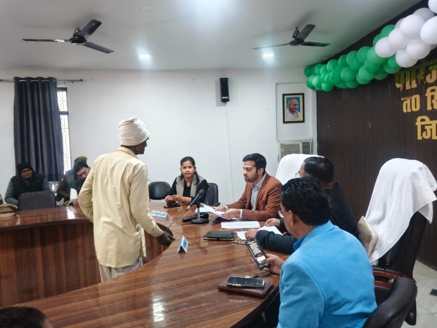 सम्पूर्ण समाधान दिवस पारिजात सभागार सिरौलीगौसपुर में हुआ जिसमें कुल 13 शिकायतें आयीं 3 निस्तारित